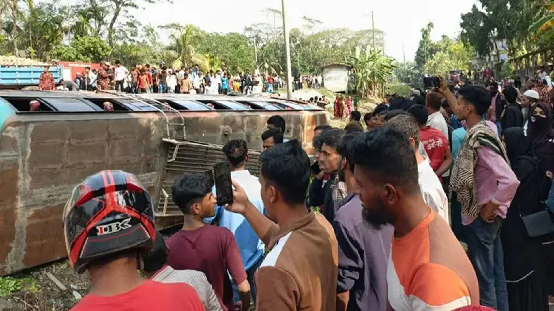 ভোলায় সড়কে প্রাণ গেলো ৪ জনের